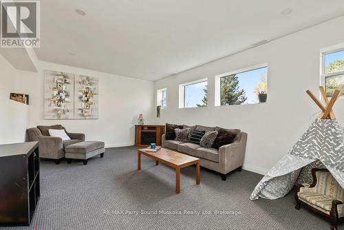 336 Clear Lake Road, Seguin, ON - Indoor Photo Showing Living Room