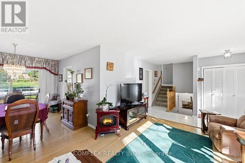 805 Highland Court, Peterborough, ON - Indoor Photo Showing Living Room