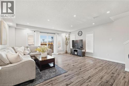 1989 S Ottawa Street S Unit# 47, Kitchener, ON - Indoor Photo Showing Living Room