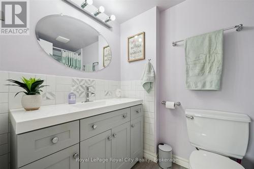 Updated 4 pc main bath - 403 - 93 Westwood Road, Guelph (Willow West/Sugarbush/West Acres), ON - Indoor Photo Showing Bathroom