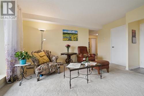 Large Living Room - 403 - 93 Westwood Road, Guelph (Willow West/Sugarbush/West Acres), ON - Indoor Photo Showing Living Room