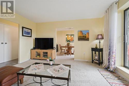 403 - 93 Westwood Road, Guelph (Willow West/Sugarbush/West Acres), ON - Indoor Photo Showing Living Room