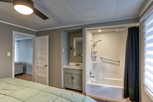 Chambre à coucher principale - 445 Rue Notre-Dame, Nicolet, QC - Indoor Photo Showing Bathroom