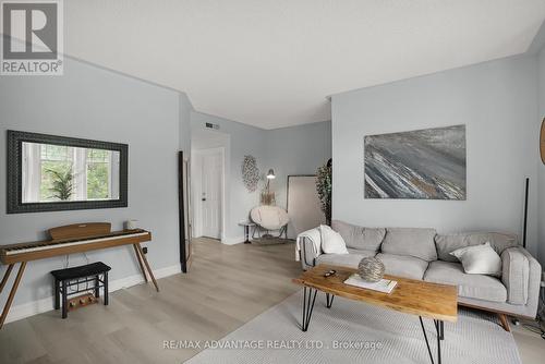 408 - 460 Wellington Street, London East (East F), ON - Indoor Photo Showing Living Room