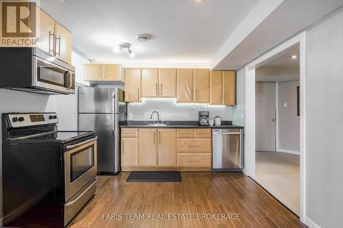 7 Round Leaf Court, Barrie, ON - Indoor Photo Showing Kitchen