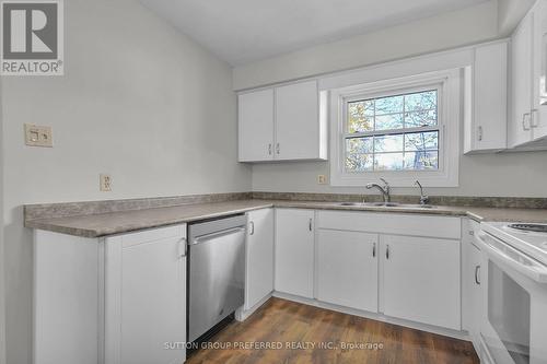 142 - 900 Pond View Road, London South (South T), ON - Indoor Photo Showing Kitchen With Double Sink