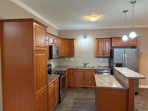 5 250 7Th Avenue N, Virden, MB - Indoor Photo Showing Kitchen With Double Sink