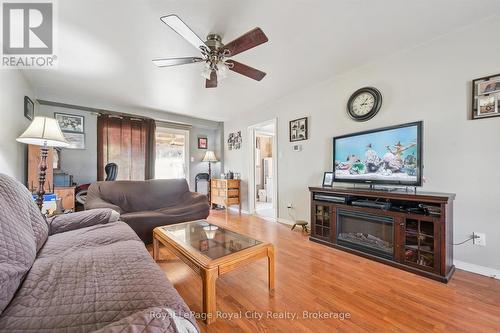 4769 Wellington Road 32 Road, Puslinch, ON - Indoor Photo Showing Living Room