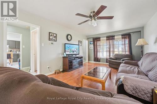 4769 Wellington Road 32 Road, Puslinch, ON - Indoor Photo Showing Living Room