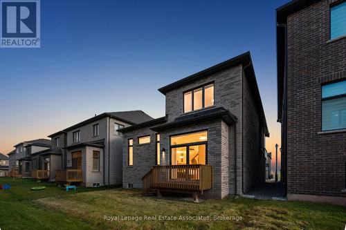 1249 Onyx Trail, Oakville, ON - Outdoor