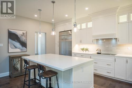 29 Barton Street, Milton, ON - Indoor Photo Showing Kitchen With Upgraded Kitchen