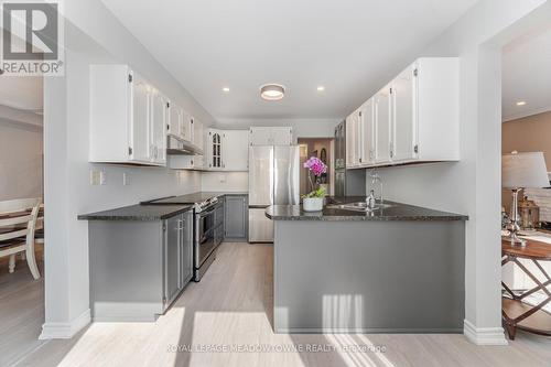 6 Hollis Crescent, East Gwillimbury, ON - Indoor Photo Showing Kitchen