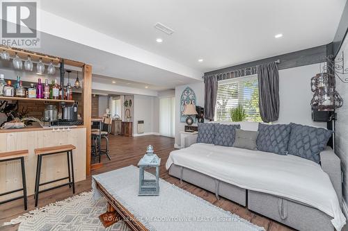 6 Hollis Crescent, East Gwillimbury, ON - Indoor Photo Showing Living Room