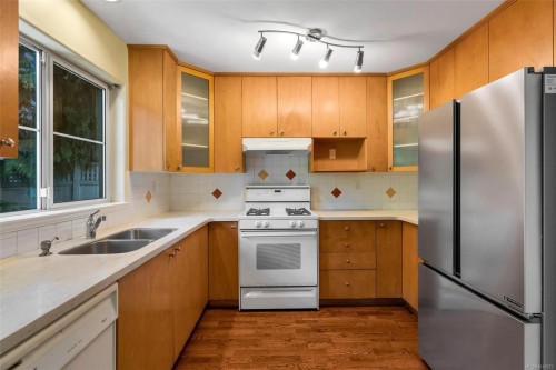 8-2633 Shelbourne St, Victoria, BC 