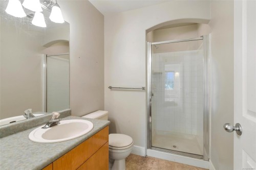 8-2633 Shelbourne St, Victoria, BC 