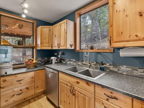 1809 Cardinal Creek Road, Kelowna, BC - Indoor Photo Showing Kitchen With Double Sink