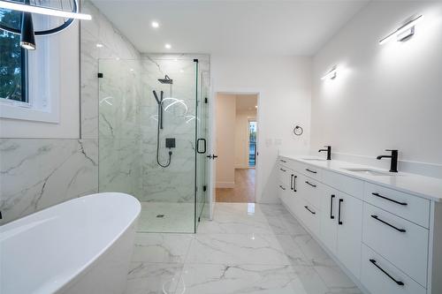 2231 Richter Street, Kelowna, BC - Indoor Photo Showing Bathroom