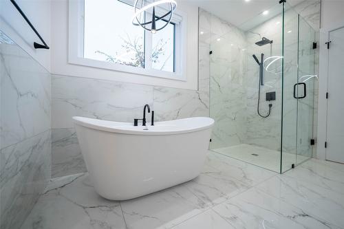 2231 Richter Street, Kelowna, BC - Indoor Photo Showing Bathroom