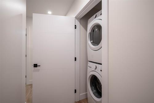2231 Richter Street, Kelowna, BC - Indoor Photo Showing Laundry Room