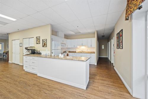 104-1966 Durnin Road, Kelowna, BC - Indoor Photo Showing Kitchen