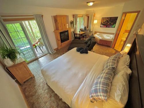 Bedroom - 2222  - 2334 Boul. De Ste-Adèle, Sainte-Adèle, QC - Indoor Photo Showing Bedroom With Fireplace