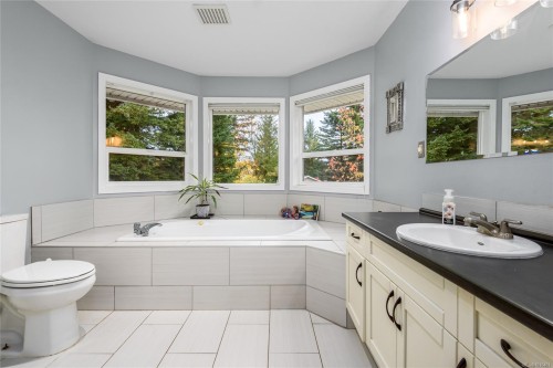 1230 Glen Urquhart Dr, Courtenay, BC 