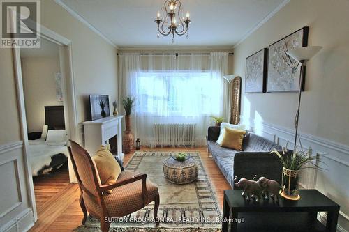 164 Wentworth Street S, Hamilton, ON - Indoor Photo Showing Living Room