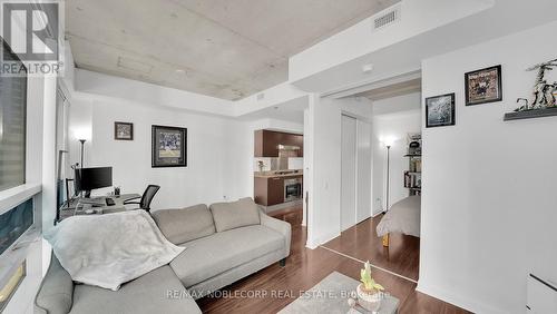 810 - 375 King Street W, Toronto, ON - Indoor Photo Showing Living Room