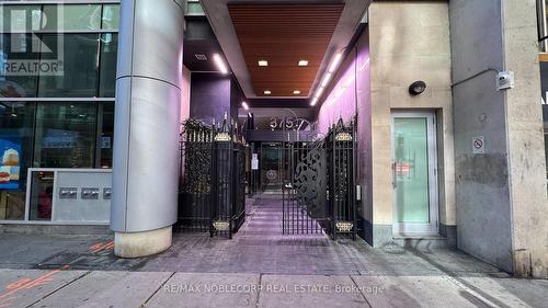 810 - 375 King Street W, Toronto, ON - Outdoor