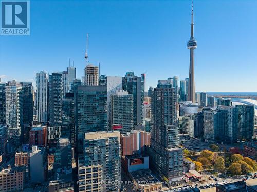 810 - 375 King Street W, Toronto, ON - Outdoor With View