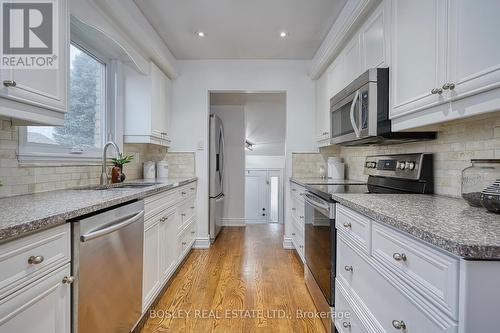 2972 Oslo Crescent, Mississauga, ON - Indoor Photo Showing Kitchen With Upgraded Kitchen