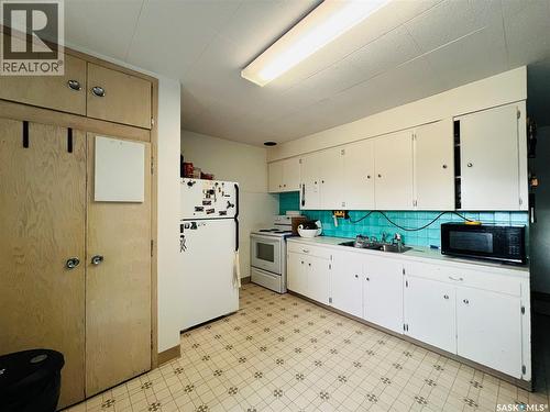 335 Chaplin Street W, Swift Current, SK - Indoor Photo Showing Kitchen