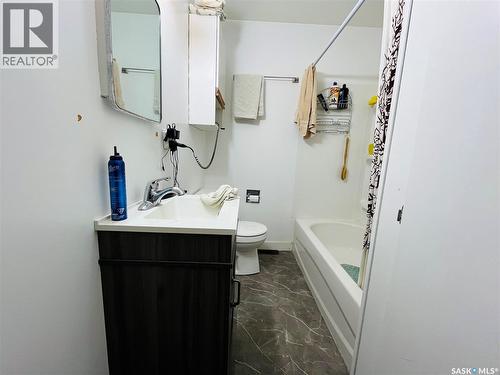 335 Chaplin Street W, Swift Current, SK - Indoor Photo Showing Bathroom