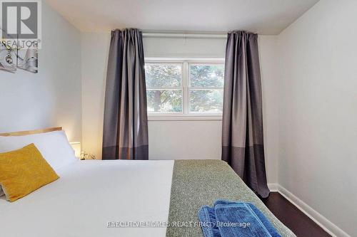 2221 Ghent Avenue, Burlington, ON - Indoor Photo Showing Bedroom