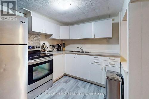 2221 Ghent Avenue, Burlington, ON - Indoor Photo Showing Kitchen With Double Sink
