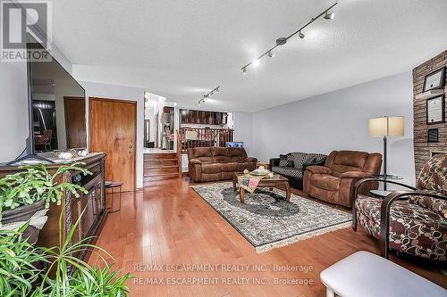 140 Solomon Crescent, Hamilton, ON - Indoor Photo Showing Living Room