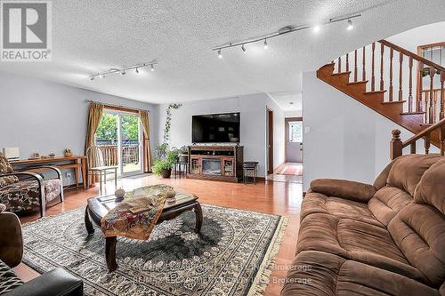 140 Solomon Crescent, Hamilton, ON - Indoor Photo Showing Living Room