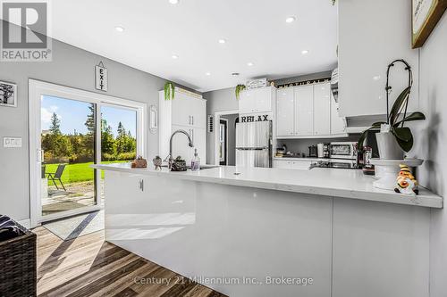 621 Lindsay  30 Road, Northern Bruce Peninsula, ON - Indoor Photo Showing Kitchen With Upgraded Kitchen