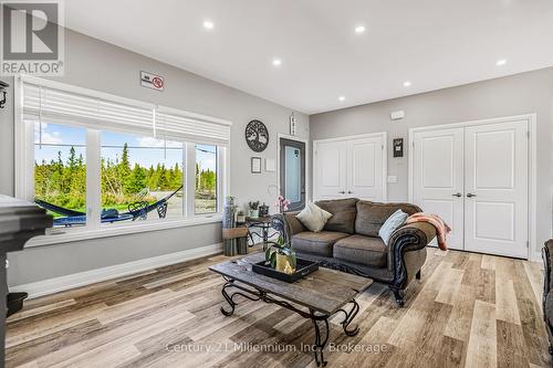 621 Lindsay  30 Road, Northern Bruce Peninsula, ON - Indoor Photo Showing Living Room