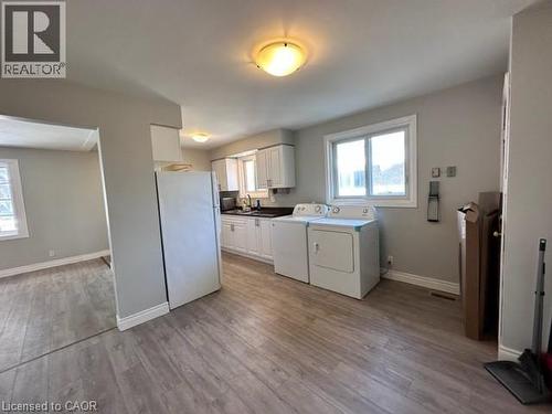 Laundry room with light wood-type flooring and independent washer and dryer - 121 Roberts Crescent Unit# Upper, Kitchener, ON - Indoor Photo Showing Laundry Room