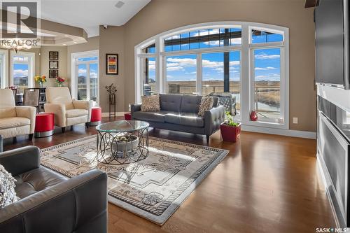 8099 Wascana Gardens Crescent, Regina, SK - Indoor Photo Showing Living Room