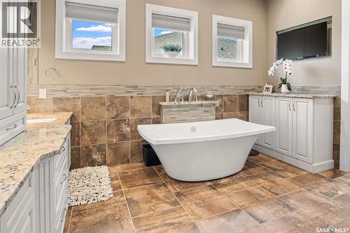8099 Wascana Gardens Crescent, Regina, SK - Indoor Photo Showing Bathroom