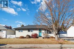 8 Maclean CRESCENT  Saskatoon, SK S7J 2R7