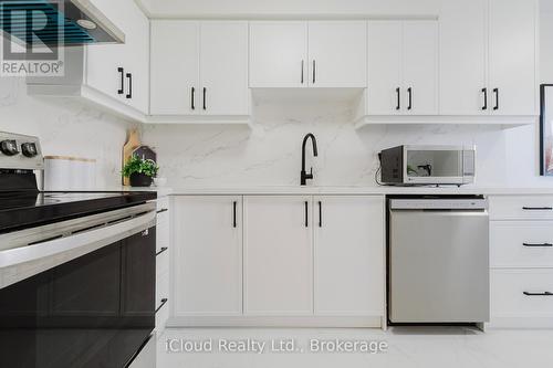 19 Goodwood Drive, Markham, ON - Indoor Photo Showing Kitchen