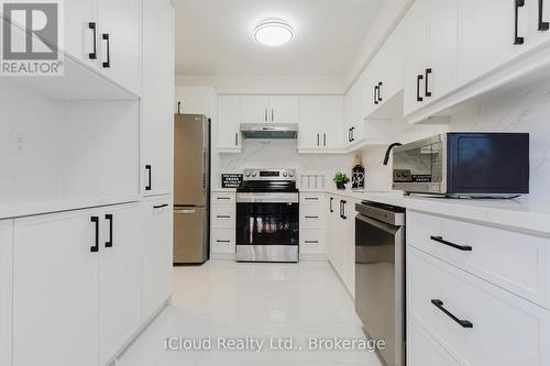 19 Goodwood Drive, Markham, ON - Indoor Photo Showing Kitchen
