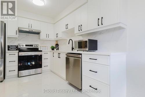 19 Goodwood Drive, Markham, ON - Indoor Photo Showing Kitchen