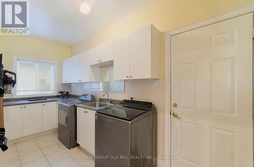 128 Carmela Avenue, Richmond Hill, ON - Indoor Photo Showing Kitchen