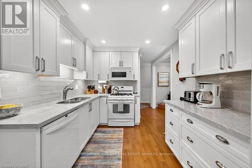 677 Powell Court, Burlington, ON - Indoor Photo Showing Kitchen With Double Sink With Upgraded Kitchen