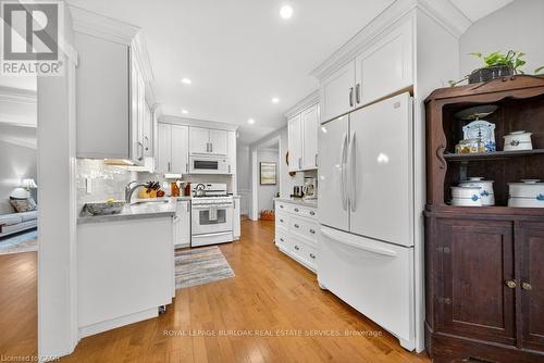 677 Powell Court, Burlington, ON - Indoor Photo Showing Kitchen With Upgraded Kitchen