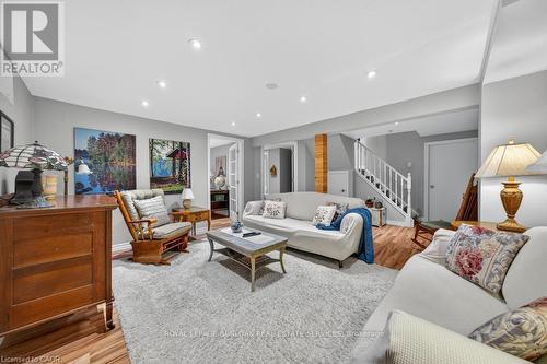 677 Powell Court, Burlington, ON - Indoor Photo Showing Living Room